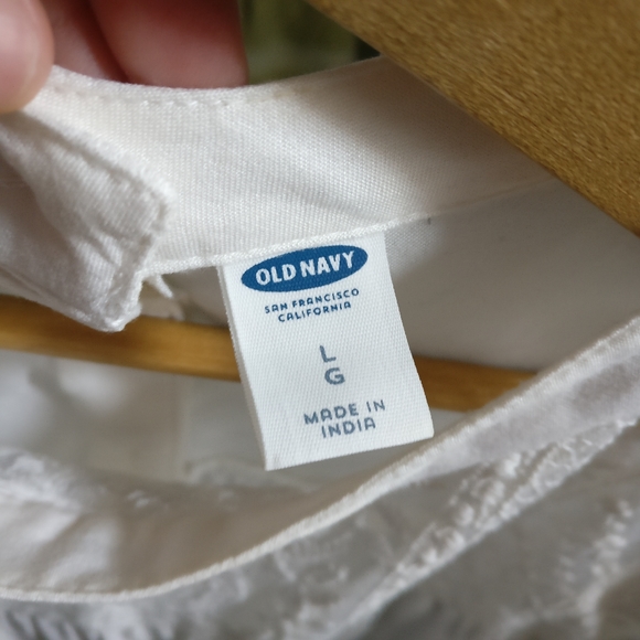 Large white Old Navy smock blouse with embroidery detail - Picture 4 of 5